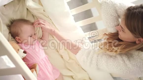 妈妈抚摸着熟睡的婴儿甜蜜的梦时光可爱的童年视频的预览图