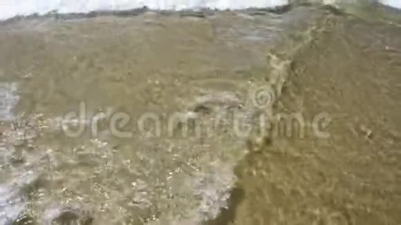 缓慢运动中平静的潮流在海滩上浪巴西弗洛里帕视频的预览图