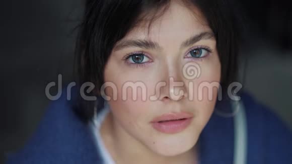一个年轻悲伤的女孩的特写肖像有着令人惊叹的蓝褐色眼睛视频的预览图