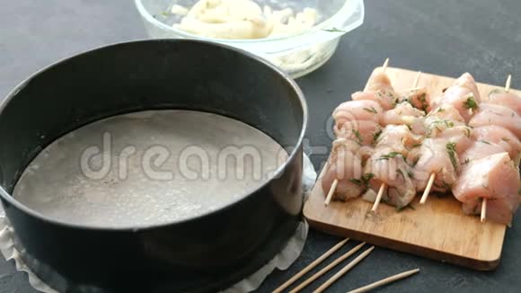 特写的女人她的手把腌制的碎肉从鸡肉放在锅里特写把洋葱放在上面视频的预览图