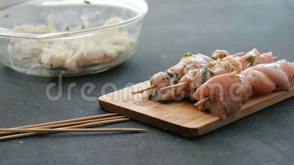 特写女人她的手煮腌制的什锦或什锦串鸡肉在木串和洋葱在木板上视频的预览图