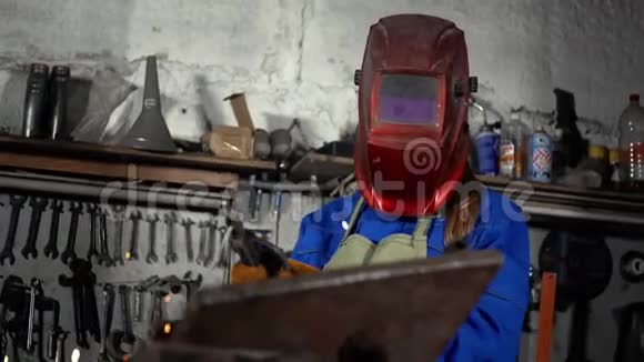可爱的焊工女孩制服在车库工作与焊接设备妇女艺术作品视频的预览图