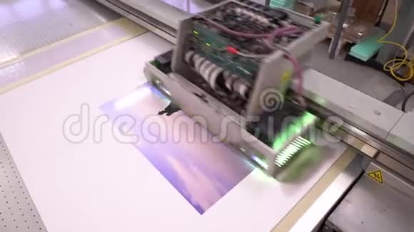 带有紫外线灯的打印机上景打印机正常工作多层面视频的预览图