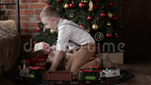 在圣诞树附近玩耍的男孩视频的预览图