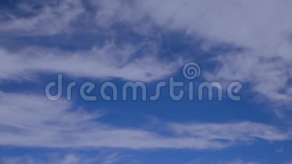 蓝天上飘着白色蓬松的云视频的预览图