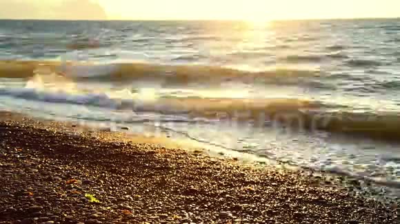 海水用小石头溅在岸边时间跨度视频的预览图