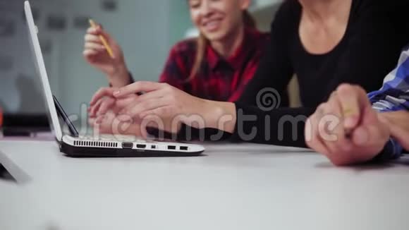 由三个人组成的创意商业团队在现代办公室的笔记本电脑上工作他们是视频的预览图