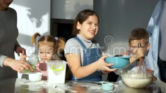 厨房里的全家人都在准备食物大女儿给她父亲染了面粉孩子们笑话视频的预览图