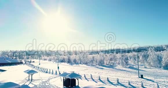 鸟瞰冬季雪山森林阳光直射视频的预览图