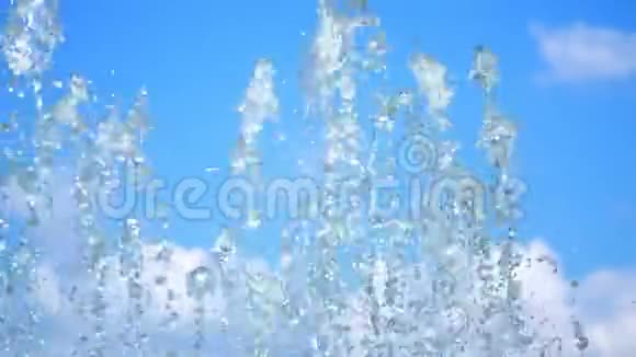 喷泉溅起水花涓涓流水映衬蓝天干燥喷泉特写的水水滴在水中闪烁视频的预览图