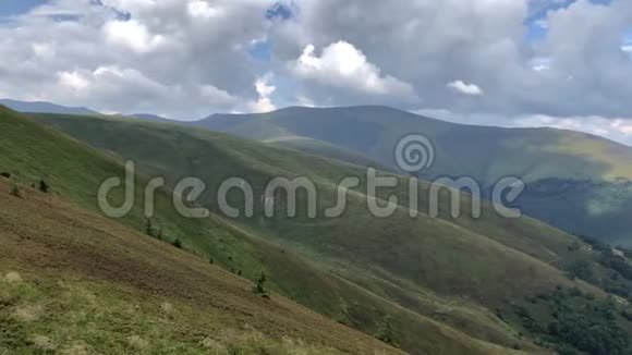 美丽的山景从山顶在一个夏日视频的预览图