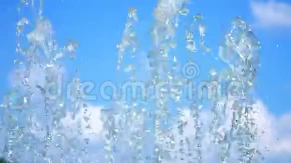 喷泉溅起水花涓涓流水映衬蓝天干燥喷泉特写的水水滴在水中闪烁视频的预览图