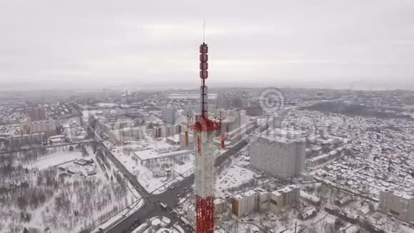 电讯塔顶部发射台的鸟瞰图及城市景观视频的预览图