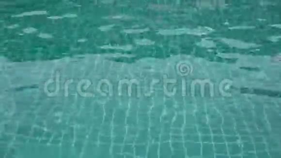可爱的母亲和十几岁的女儿在酒店游泳池游泳玩得开心视频的预览图