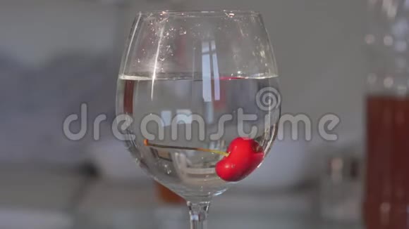樱桃落入水玻璃中视频的预览图