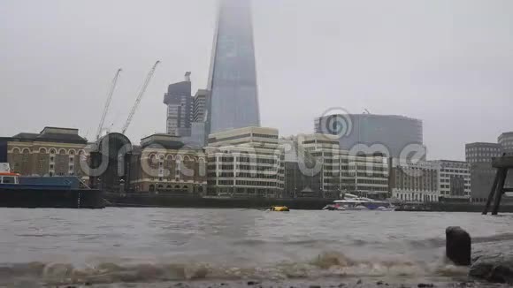 浓雾中泰晤士河上的堤岸视频的预览图