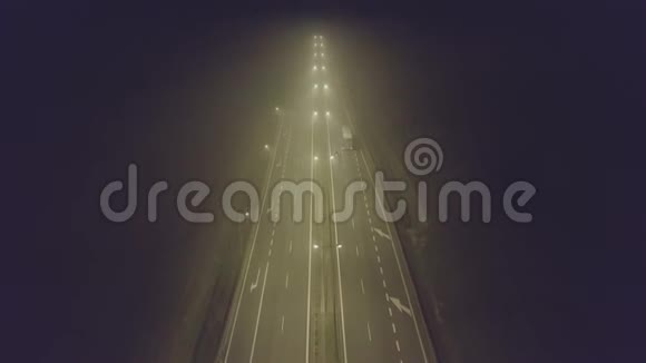 夜间多雾公路交通的鸟瞰图视频的预览图