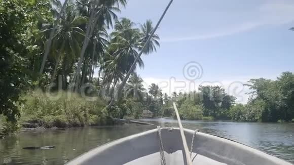 一艘船和丛林河被击中视频的预览图