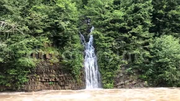 一条小瀑布流入湍急的山河视频的预览图