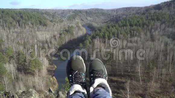 坐在山顶欣赏风景的女游客徒步鞋视频的预览图