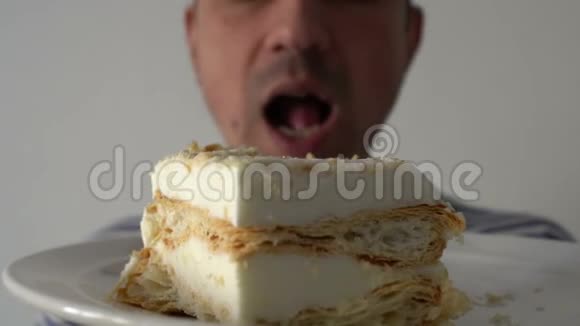 男人吃蛋糕特写镜头稳定镜头饥饿的离开嘴舔嘴唇视频的预览图