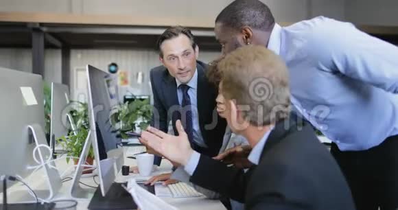 商务人士分组讨论电脑显示器上的数据商务人士帮助商务人士工作成功的团队视频的预览图