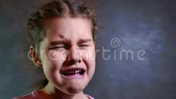 悲伤沮丧的生活小女孩值得在白色背景下哭泣慢动作视频伤心的小女孩流视频的预览图