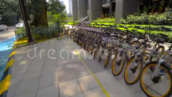 许多自行车站在马来西亚吉隆坡的街道停车场上生态清洁运输的看法视频的预览图