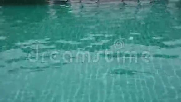 可爱的母亲和十几岁的女儿在酒店游泳池游泳玩得开心视频的预览图