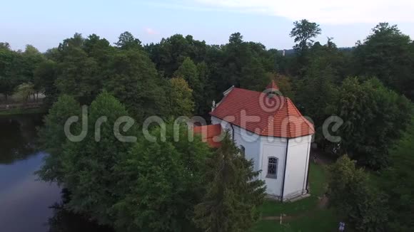 水上教堂Zwierzyniec波兰2016年7月空中景观视频的预览图