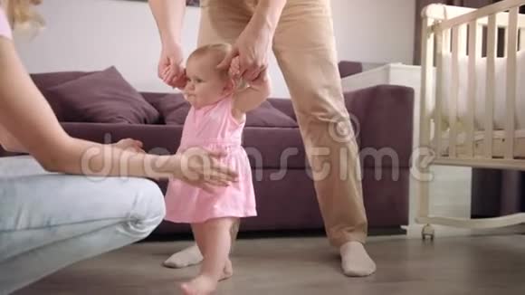 孩子的第一步宝贝学习走路家庭支持小男孩视频的预览图