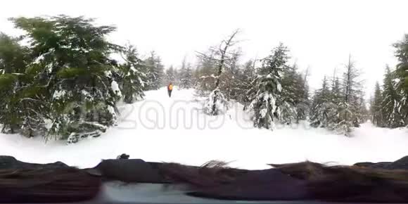 徒步旅行者在深冬森林漫步360虚拟现实第一人景视频的预览图