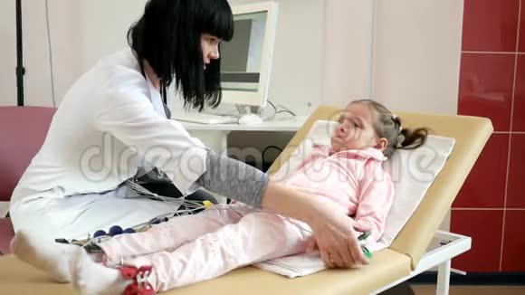 医院里吓坏了孩子小女孩哭了害怕去儿童诊所治疗给孩子做心电图视频的预览图