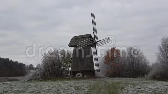旧风车在一个阴沉的秋日俄罗斯普希金山脉视频的预览图