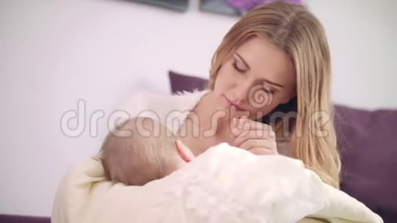 美女母乳喂养宝宝快乐妈妈享受母乳喂养视频的预览图