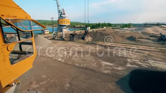 工业车辆在建筑工地运送碎石视频的预览图