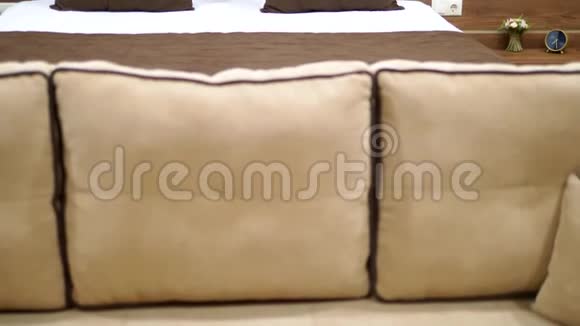 白色和棕色舒适的现代卧室内部视频的预览图