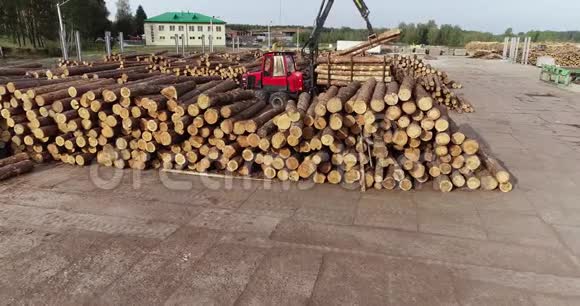 工作过程在现代木工工厂的顶部视图在锯木厂仔细折叠的原木视频的预览图
