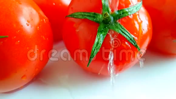 新鲜的红西红柿和青菜用慢镜头浇水视频的预览图