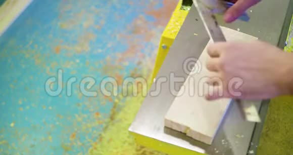 木匠车间一个人用铅笔在一块木板上做记号视频的预览图