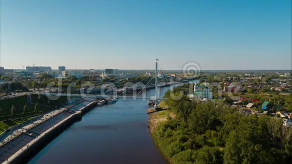在城市的河流上空飞行视频的预览图