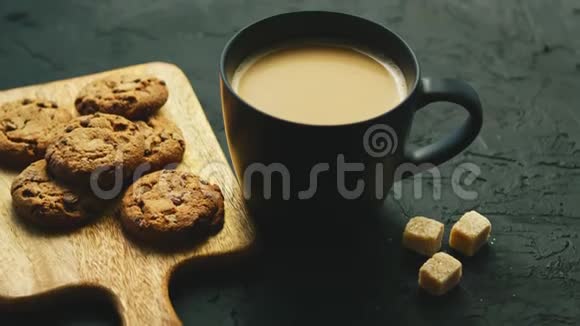一杯带饼干的咖啡视频的预览图