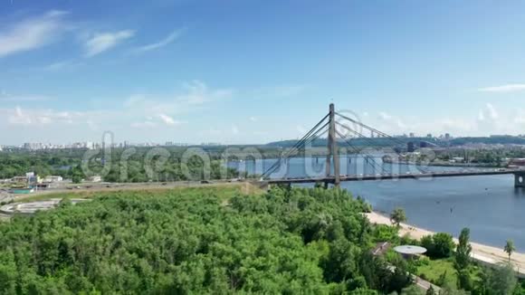 阳光明媚的夏日乌克兰基辅北桥的鸟瞰图视频的预览图