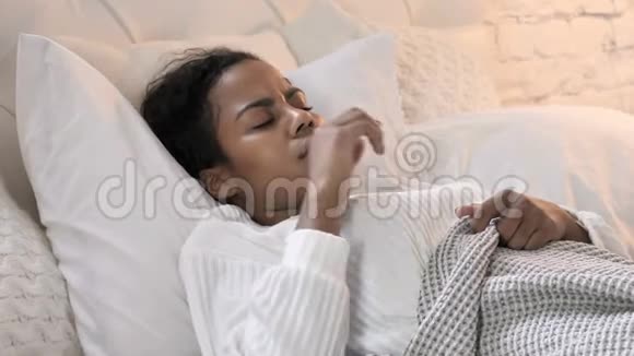 有头痛躺在床上的年轻非洲妇女视频的预览图
