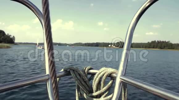 从游艇前面看湖景视频的预览图