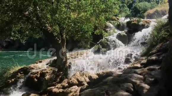 大瀑布瀑布在山河的缓慢移动视频的预览图