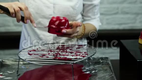 特写甜点将红色釉面甜点放在短面包上视频的预览图