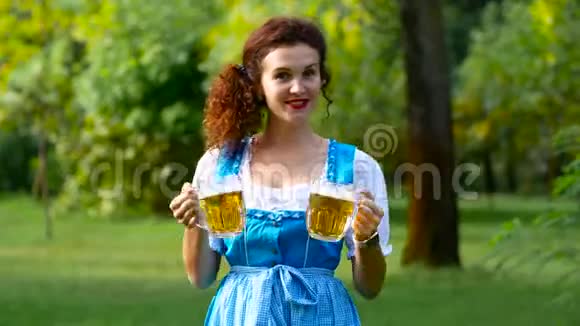 快乐的啤酒杯啤酒节女孩欢呼视频的预览图