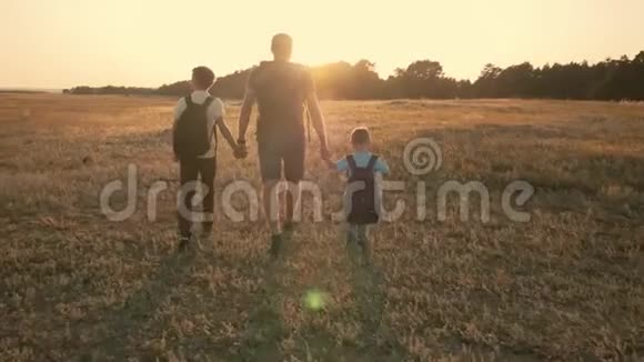 幸福的家庭周游世界父亲和两个儿子从事户外旅游健康生活方式的概念视频的预览图
