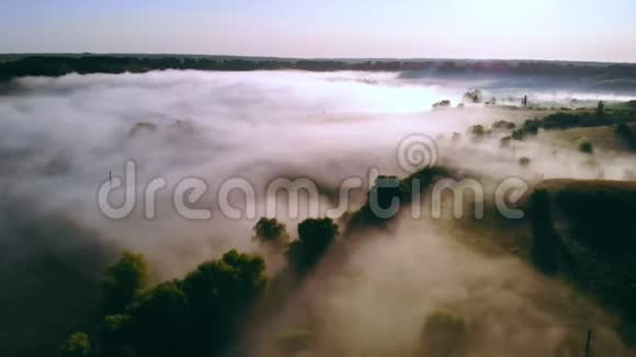 有雾在起伏的山丘上飞行视频的预览图